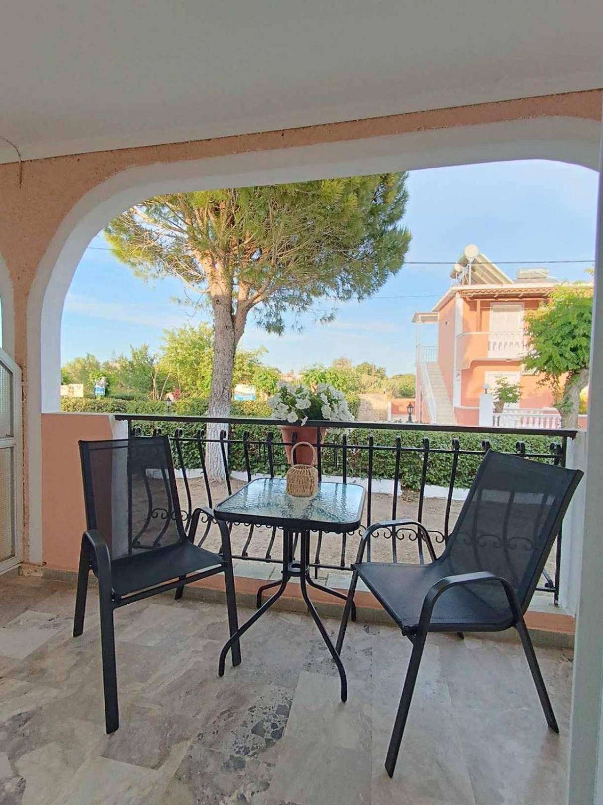 Roussa's Apartments Laganas Extérieur photo